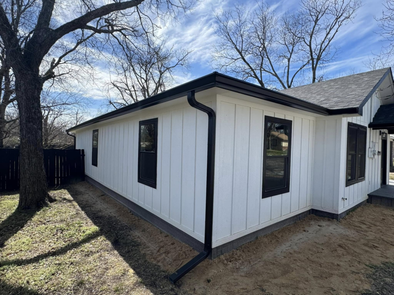 affordable-gutter-cleaning-white-house-with-black-gutters