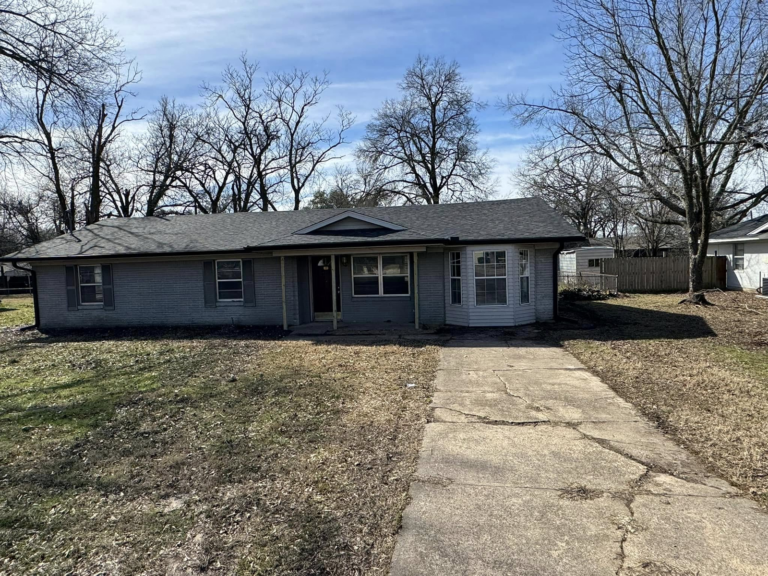 gutter-cleaning-on-residential-home-with-trees-and-lawn-care